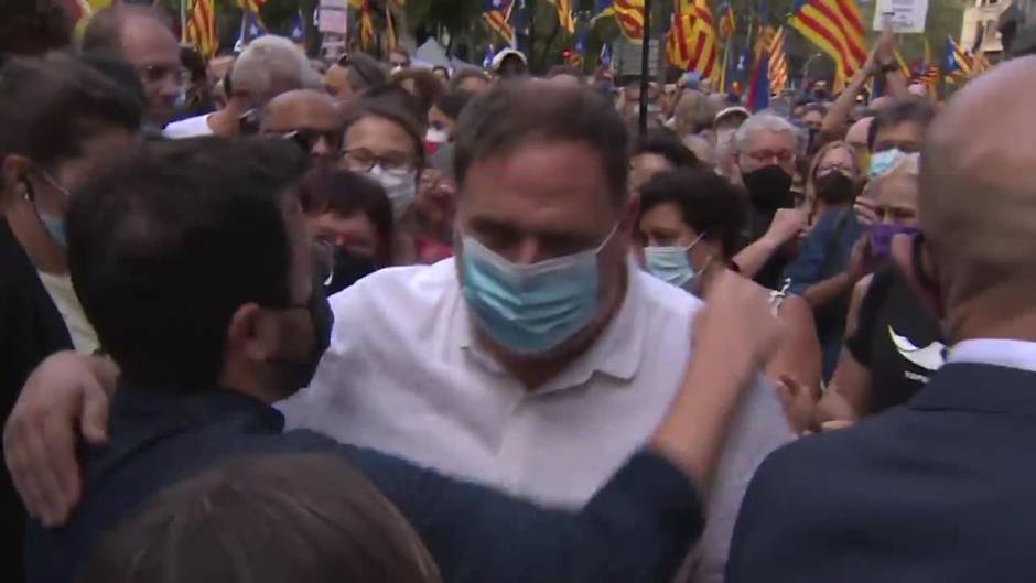 Aragonès y Junqueras se abrazan a su llegada a la manifestación de la ANC