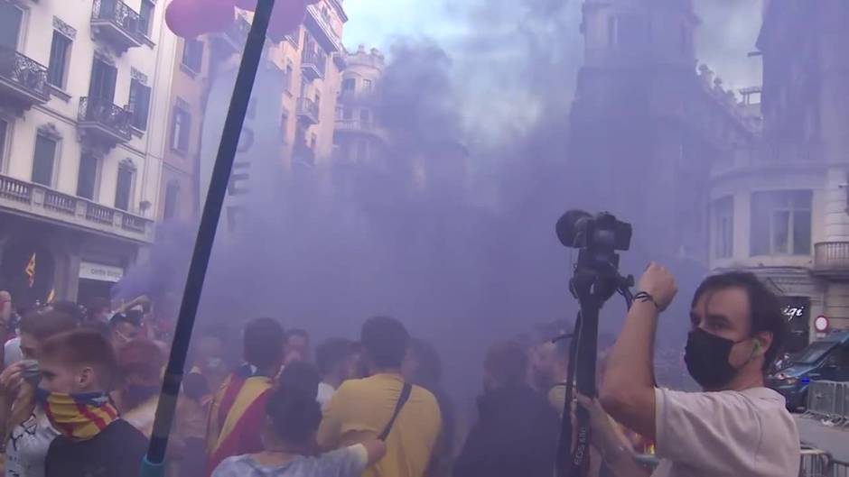 Manifestantes lanzan objetos a la Policía Nacional durante la manifestación de la Diada