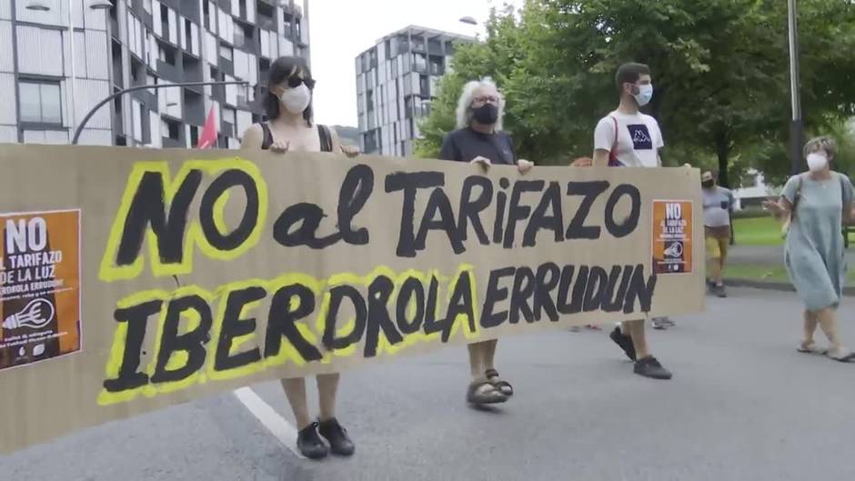 Pensionistas se manifiestan en Bilbao contra el "tarifazo" de la luz