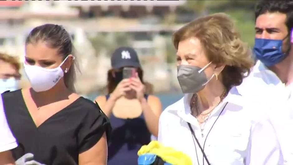 La reina Sofía acude a la limpieza de basura en la playa de la Almadraba