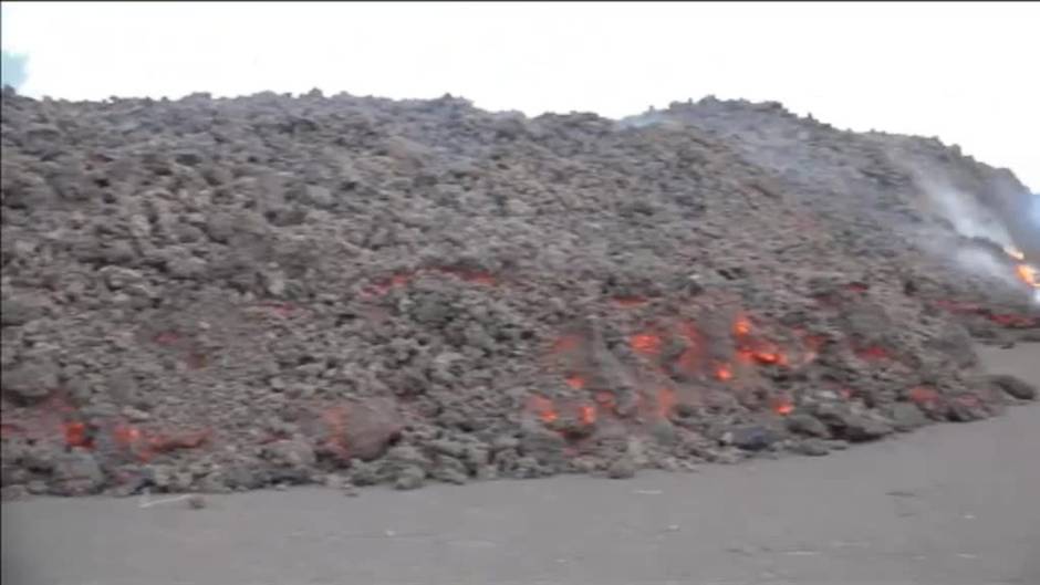 Se retrasa la llegada de la lava al mar