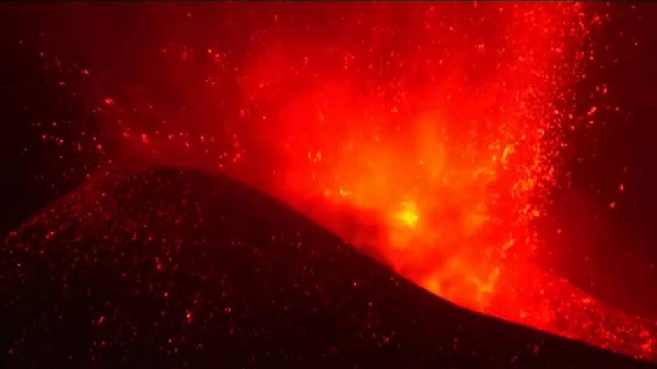 El volcán produce decenas de explosiones mientras sus coladas de lava avanzan muy lento