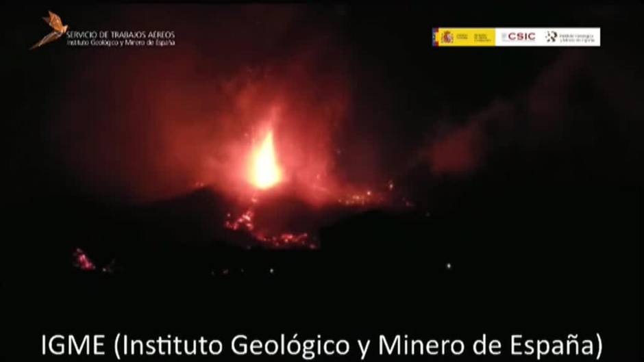 La apertura de dos nuevas bocas del volcán ha obligado a desalojar a 160 personas