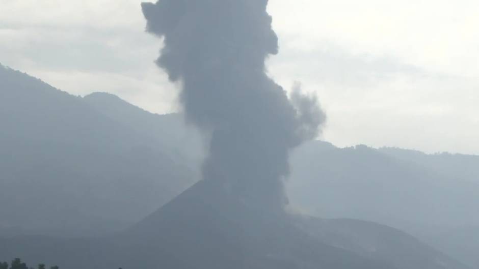 El volcán de La Palma emite lava de nuevo tras unas horas casi inactivo