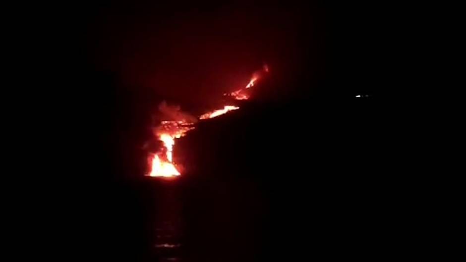 Un delta de lava le gana terreno al mar en La Palma