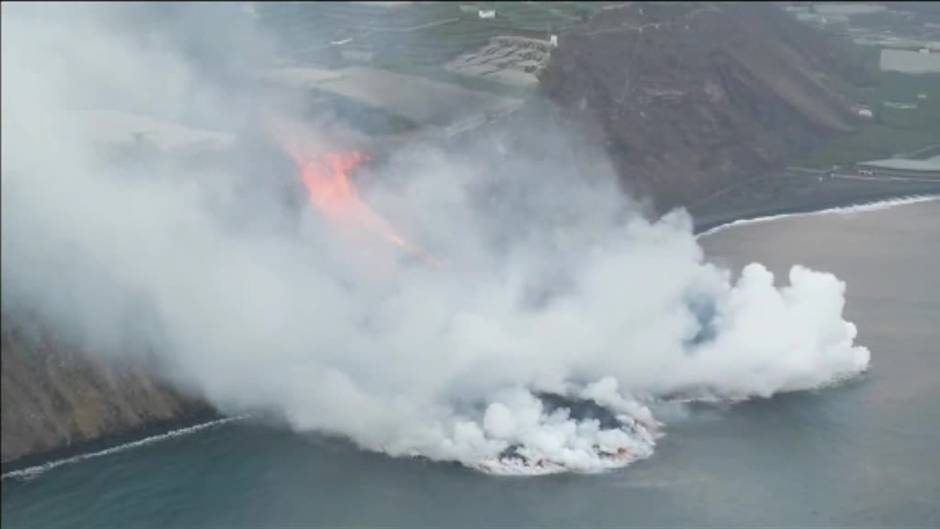 La lava llega al mar de La Palma y forma un montículo de sedimentos de más de 50 metros de altura