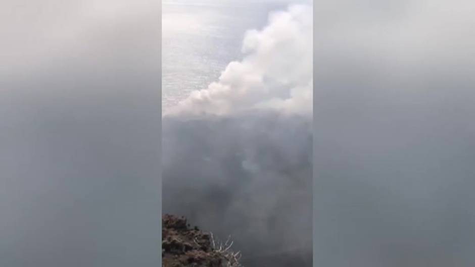 La lava crea un enorme delta de 500 metros de ancho y decolora el mar