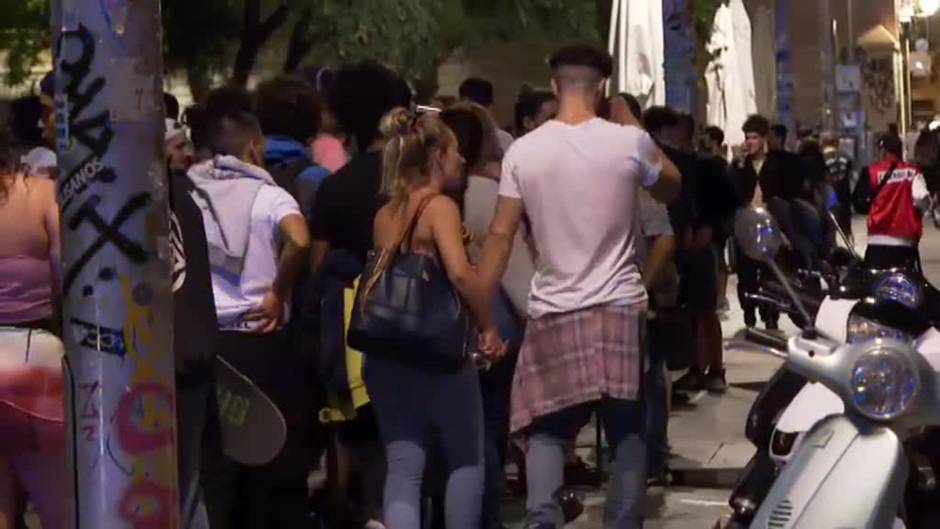 El despliegue policial evita incidentes en otra noche de botellones multitudinarios en Barcelona