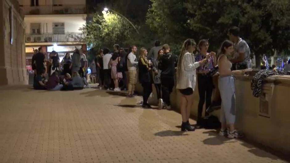 La fiesta y los botellones nocturnos continúan en las calles de Sevilla