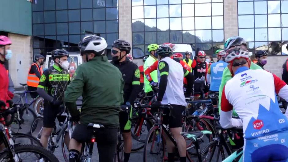 Una caravana acompaña al empleado de Vestas que viajará en bici a Dinamarca