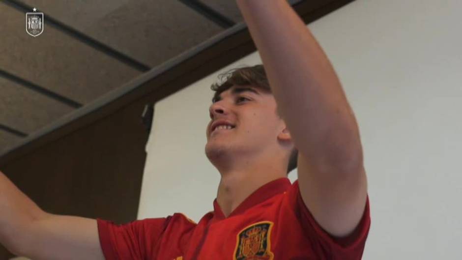 Los debutantes Gavi y Yeremi Pino ya posan con la camiseta de la Roja