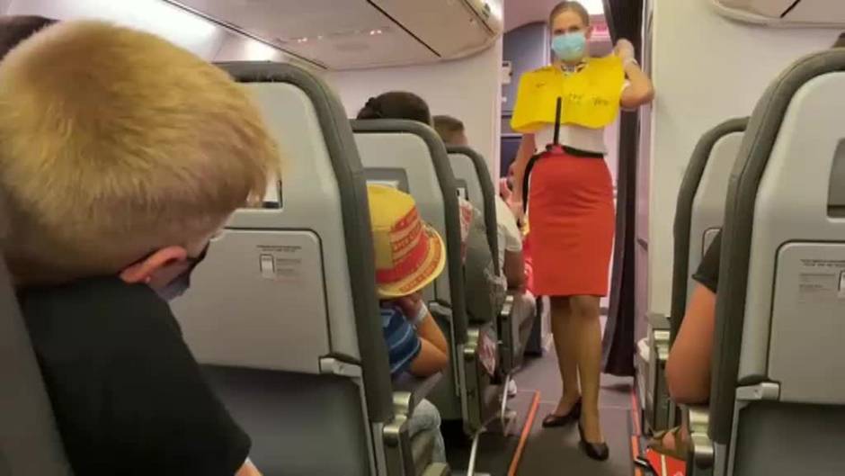 Sin falda y sin tacones para trabajar a bordo del avión