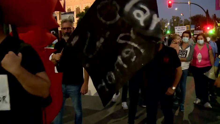 Una "marea" de miles de personas desborda Murcia por el Mar Menor