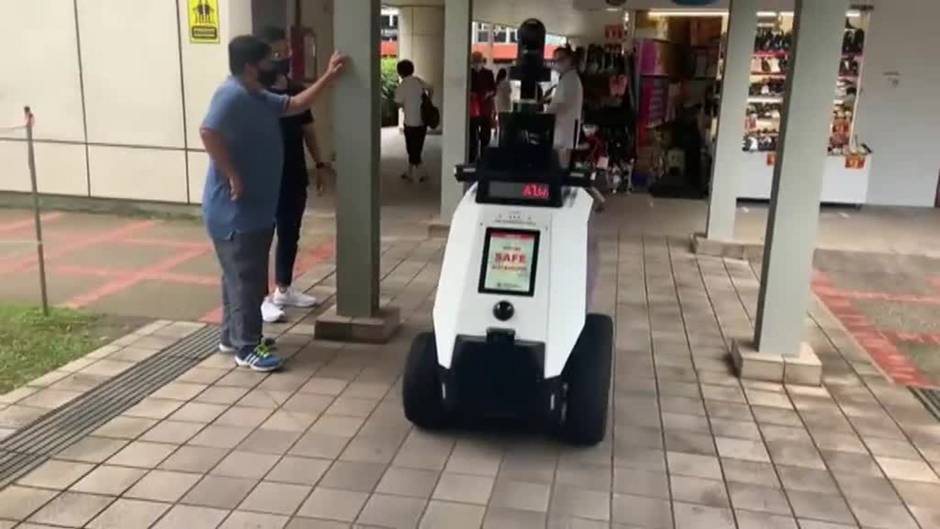 Robots patrullan Singapur para vigilar comportamientos antisociales