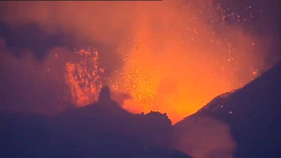 Aumenta la actividad del volcán con más lava empujando las coladas