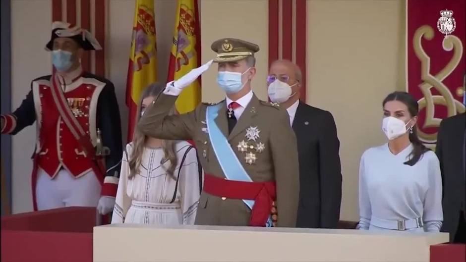 Así ha sido el izado y homenaje a la Bandera en el Desfile Militar