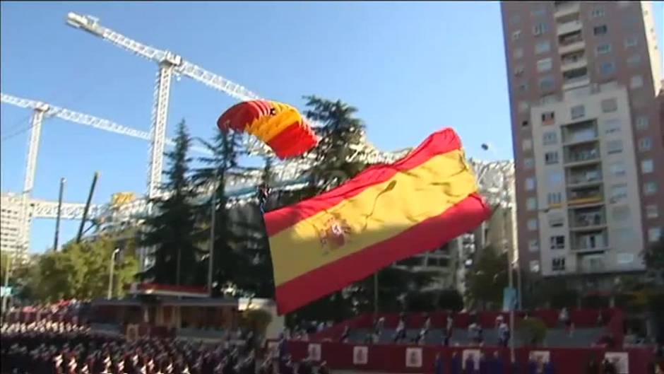 Vuelve el desfile a la calle y regresan los abucheos al presidente