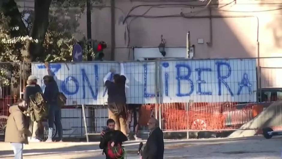 Protestas en las calles de Italia por la entrada en vigor del certificado de vacunación obligatorio para trabajar