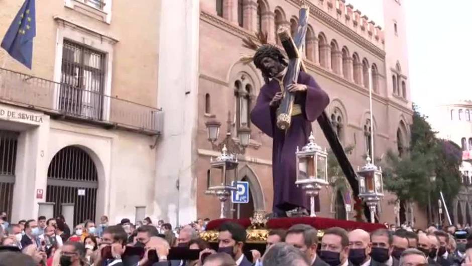 Sevilla recupera sus tradiciones prepandemia y se rinde ante el Gran Poder