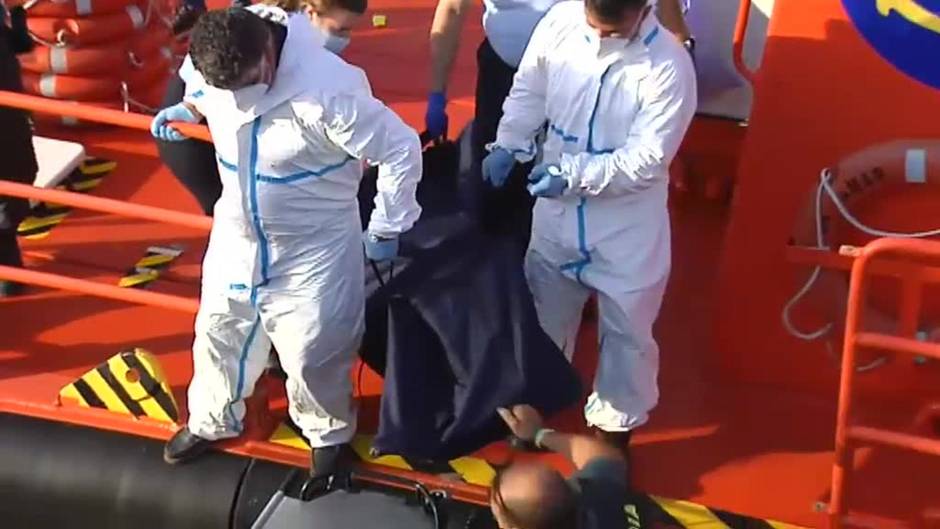 Llegan al puerto de Cádiz los cuerpos de los migrantes fallecidos en el naufragio de una patera