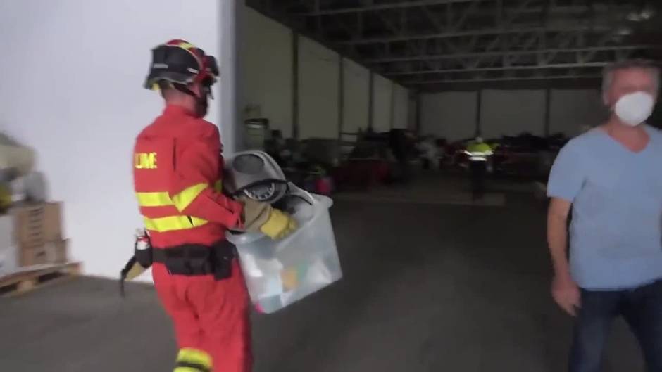 Continúa el apoyo a vecinos de La Laguna en la retirada de enseres de sus viviendas