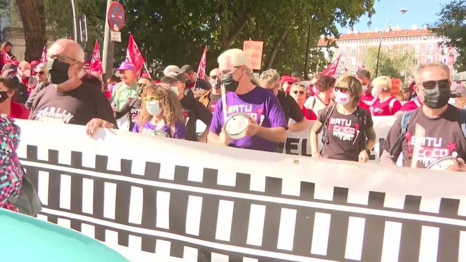 Un millar de personas se manifiesta para defender el tren como medio ecológico