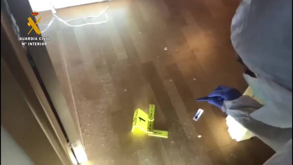 La Guardia Civil inspecciona la vivienda del detenido por el crimen de Lardero