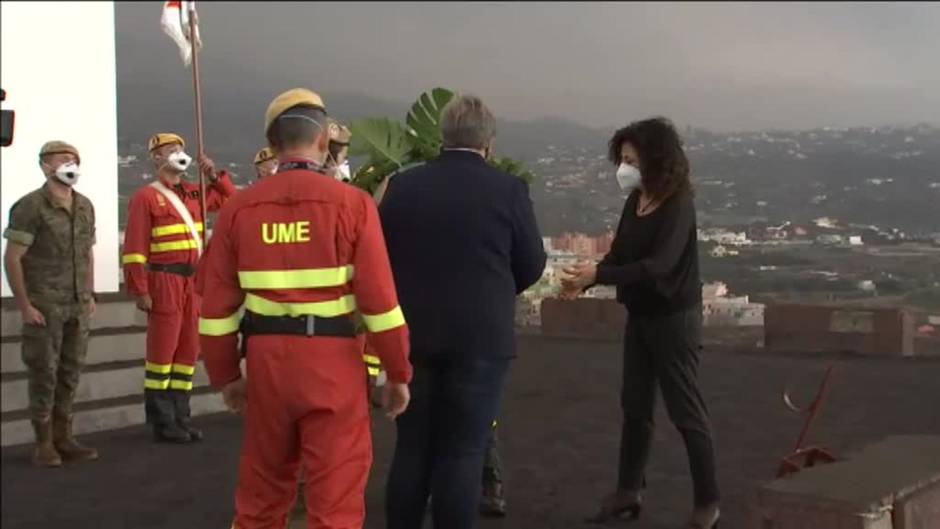 La UME realiza una ofrenda floral en homenaje a los muertos de La Palma