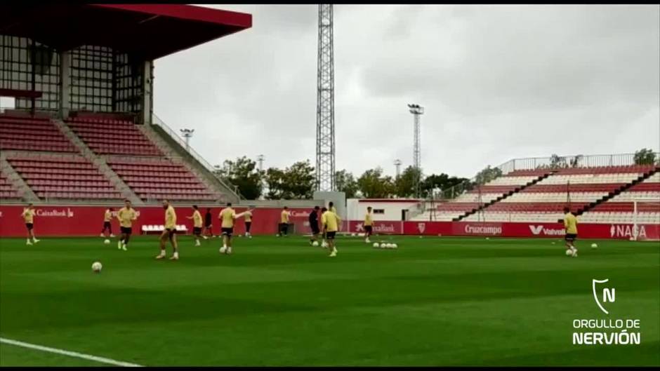 El Sevilla se entrena con la mente puesta en su partido de Champions ante el Lille