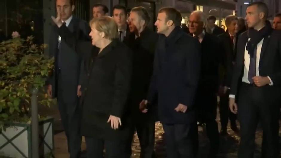Angela Merkel, aclamada en su visita a Francia