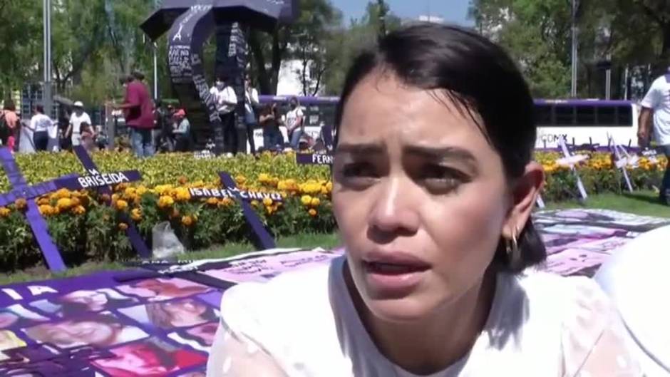 Cientos de familiares de mujeres asesinadas marchan en México pidiendo justicia