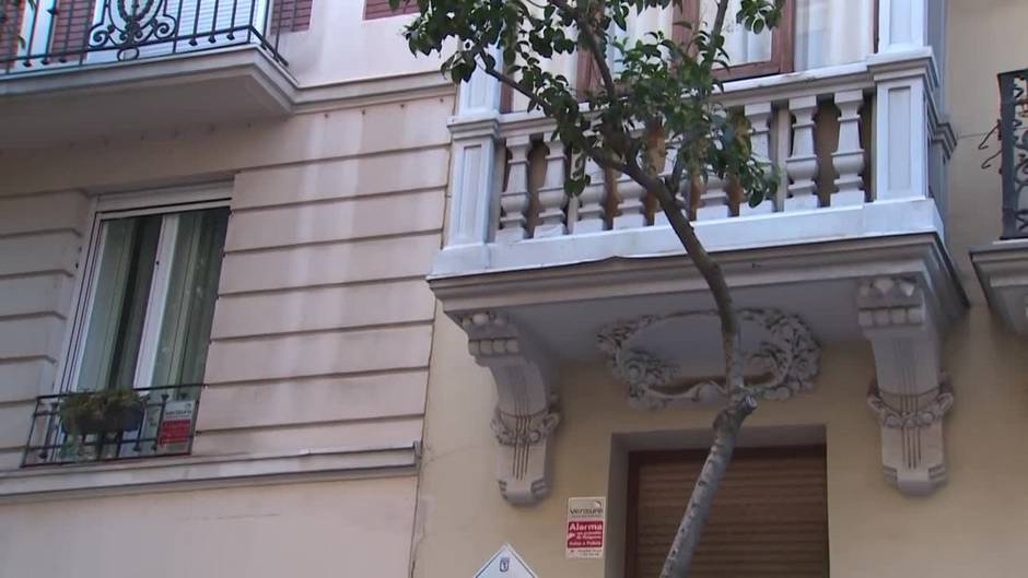 Una placa recuerda al 'padre' de Mafalda en el piso de alquiler que ocupó Quino