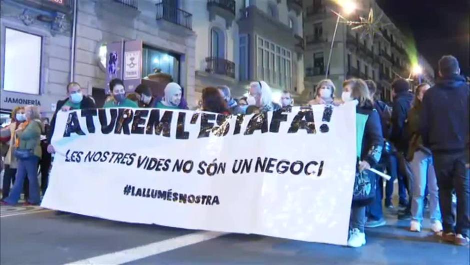 Cientos de personas se manifiestan en Barcelona contra la subida del precio de la energía