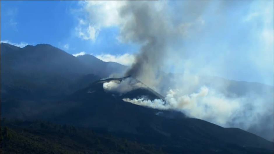 El volcán entra en una fase más intermitente de emisión