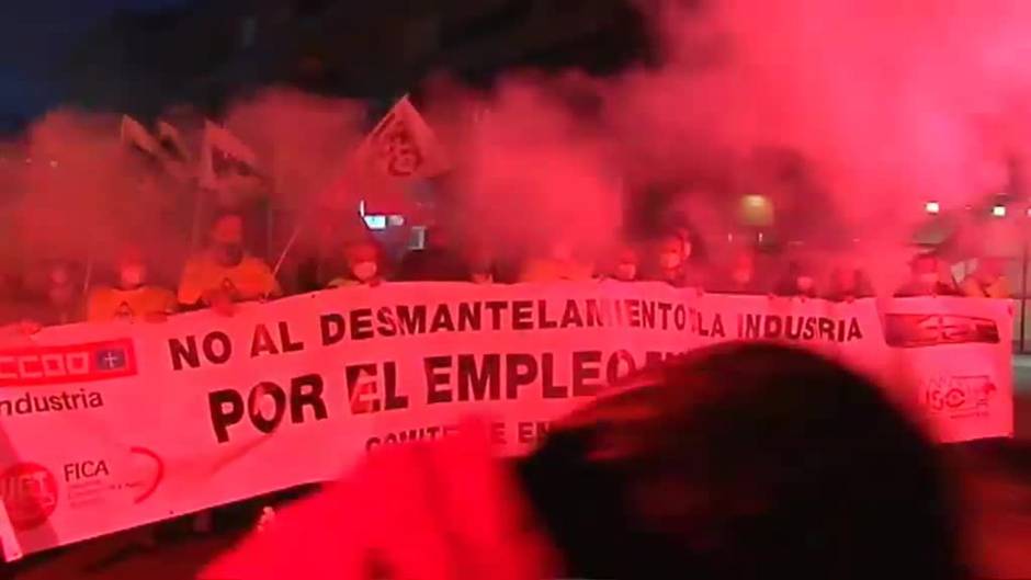 Multitudinaria manifestación en Oviedo al grito de "Alcoa no se cierra"