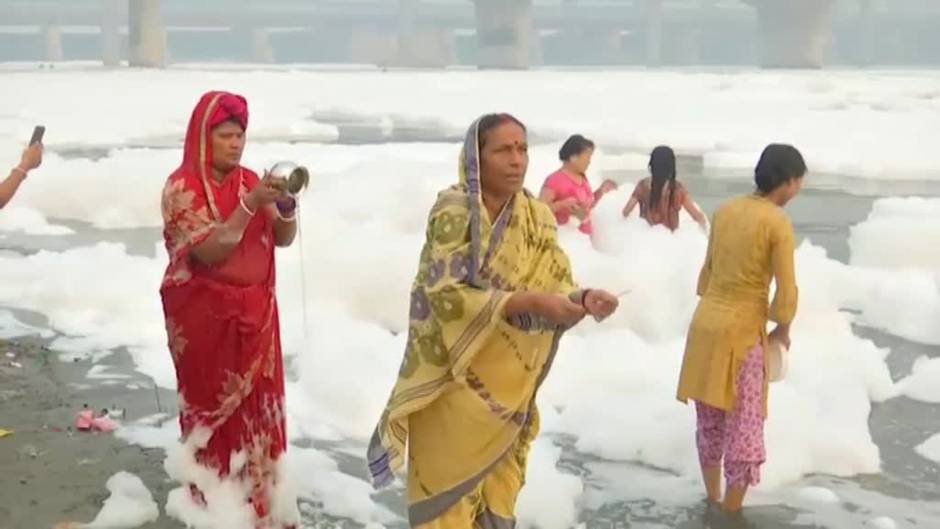 Una capa de espuma tóxica cubre el río Yamuna a su paso por Delhi