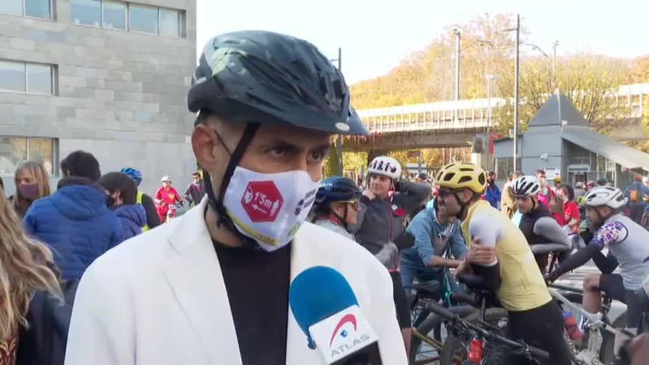 Emotiva y multitudinaria concentración en Girona por los ciclistas muertos en carretera