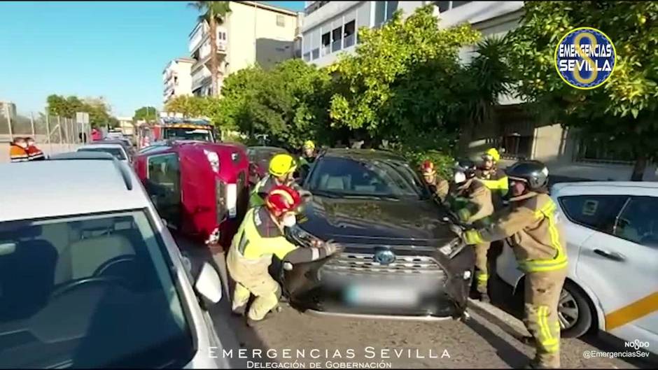 Coche volcado en Sevilla