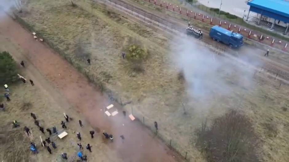 Las fuerzas de seguridad polacas dispersan con cañones de agua a los migrantes