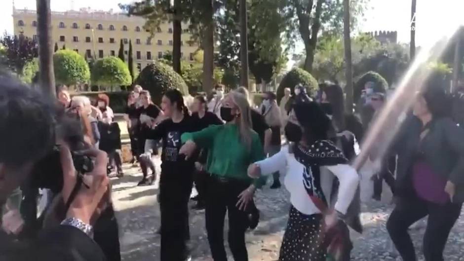 La presidenta de la Cámara y la consejera de Cultura andaluzas se arrancan a bailar flamenco en el Parlamento