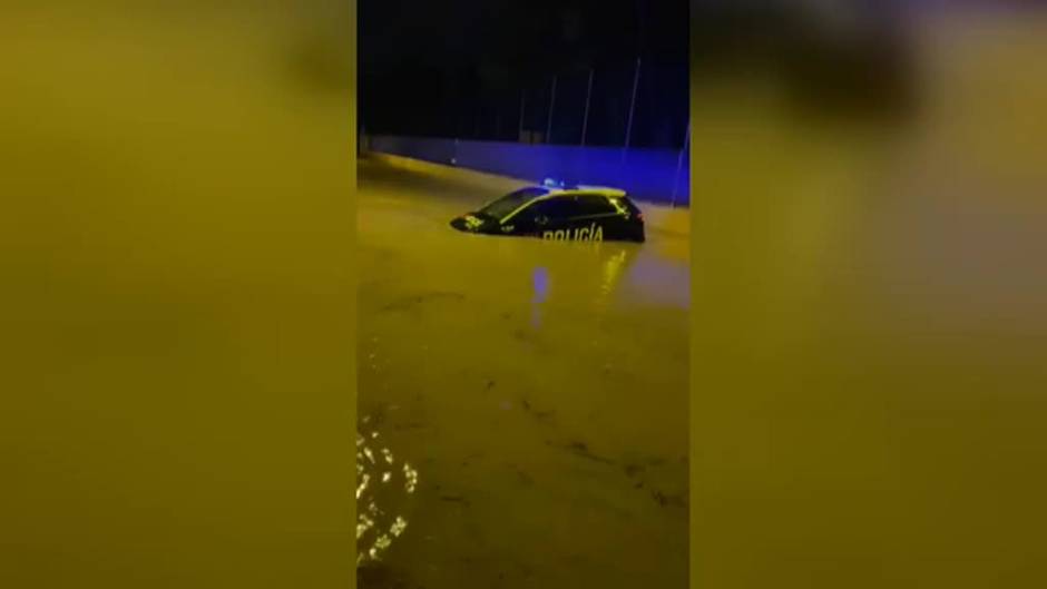 Un coche de la Policía se queda atrapado por una tromba de agua en Cartagena