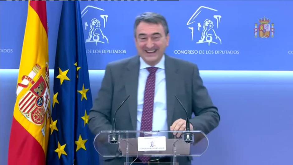 Aitor Esteban recibe una llamada de Félix Bolaños en plena rueda de prensa por los Presupuestos