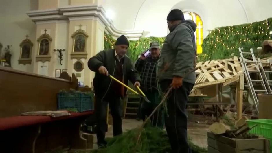 Los aldeanos del pueblo húngaro de Vors contruyen cada año el belén navideño más grande del país