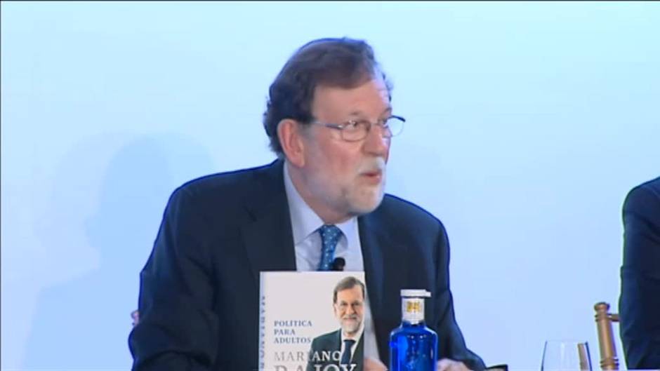 Rajoy: "Defiendo a la monarquía y al rey Juan Carlos, atropellado injustamente en este país"