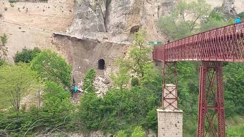 Los peatones vuelven a cruzar el Puente San Pablo en Cuenca