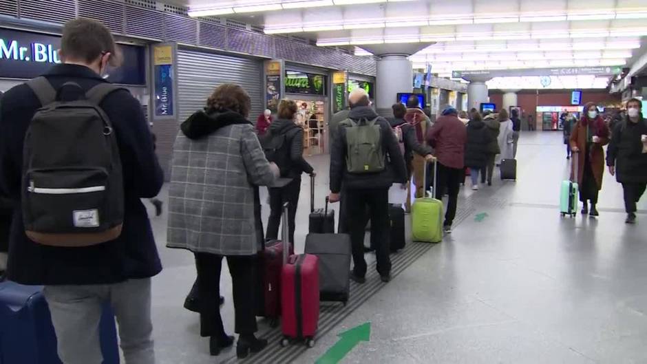 Largas colas en la estación de Atocha por el puente de la Constitución