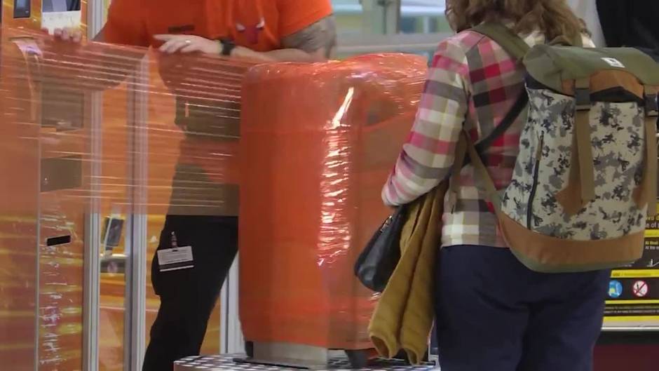 Cientos de pasajeros aprovechan el puente para viajar al extranjero