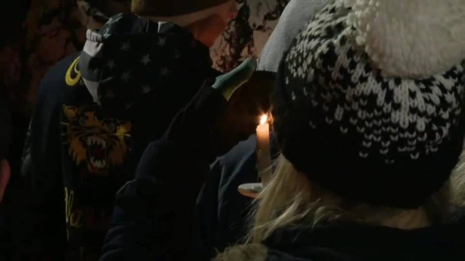 Emotiva vigilia en memoria de las víctimas del tiroteo en una escuela de Michigan