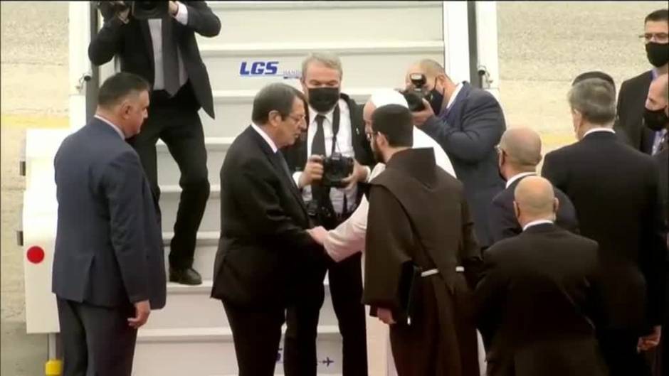 El papa pone rumbo a Grecia tras una visita a Chipre marcada por la situación de los refugiados