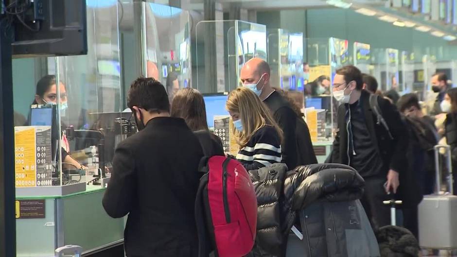 Vuelven las colas en el aeropuerto de El Prat en Barcelona este puente de diciembre